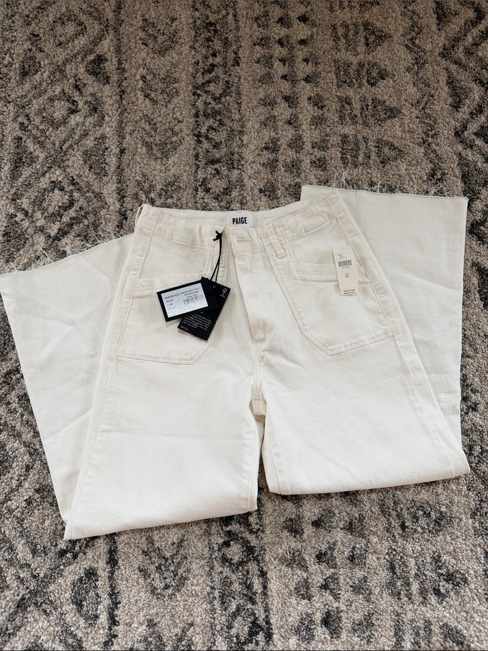 NWT Paige Anessa ecru denim with utility pockets. Size 29